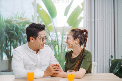 爱喝咖啡的情侣在咖啡店里大笑