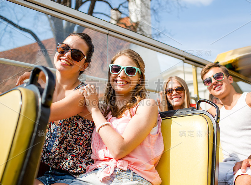 一群微笑的朋友乘旅游巴士旅行