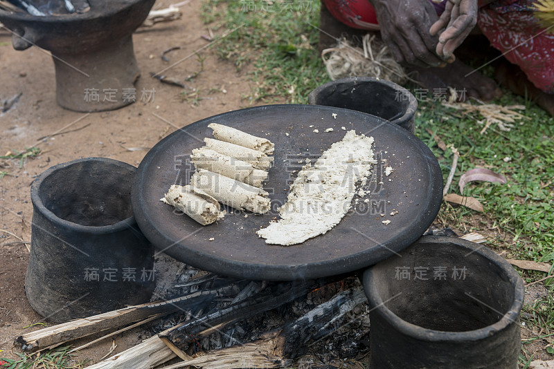 在埃塞俄比亚制作假香蕉面包