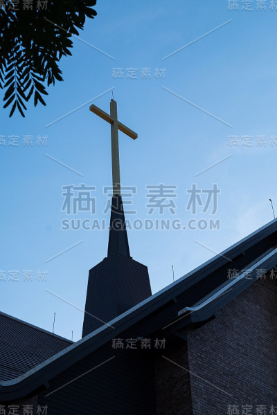 在蓝天下的屋顶上穿过。