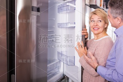 好的成熟的夫妇为自己选择冰箱