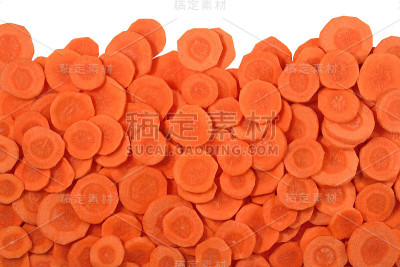 一堆胡萝卜片放在白面包上