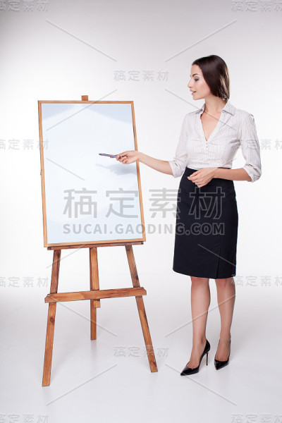年轻的女商人在白色的背景上展示着什么东西