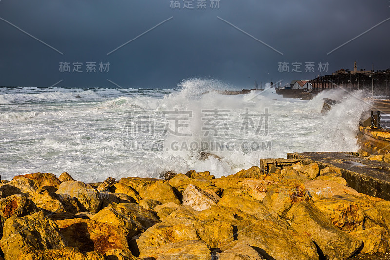 泡沫状的巨浪拍打着海岸