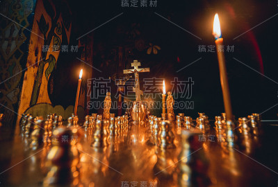 教堂内部。蜡烛光。抽象的背景。