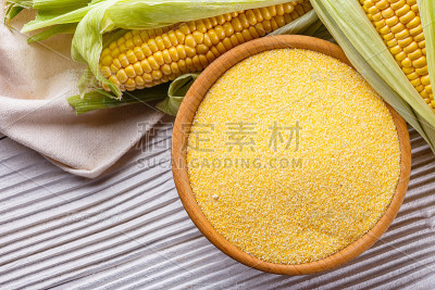玉米粥在白色木制的乡村背景上