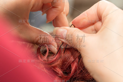 美发沙龙里的卷发