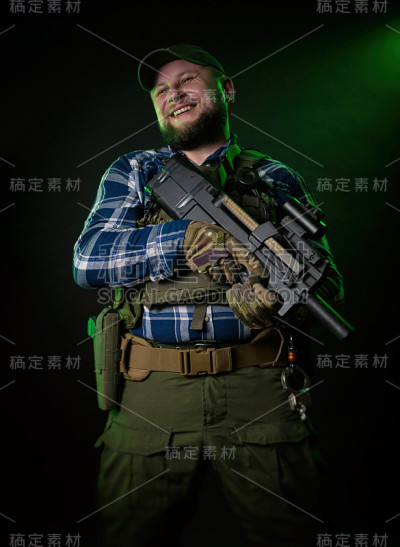一个身穿盔甲，手持武器的联邦特工