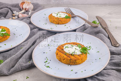 烤蔬菜汉堡配鹰嘴豆和蔬菜
