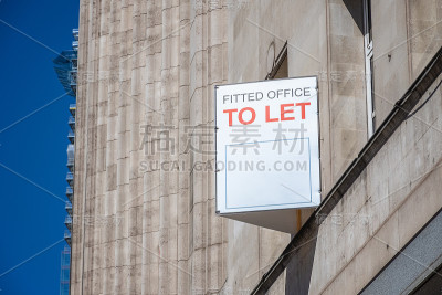 在伦敦市中心的办公室签字