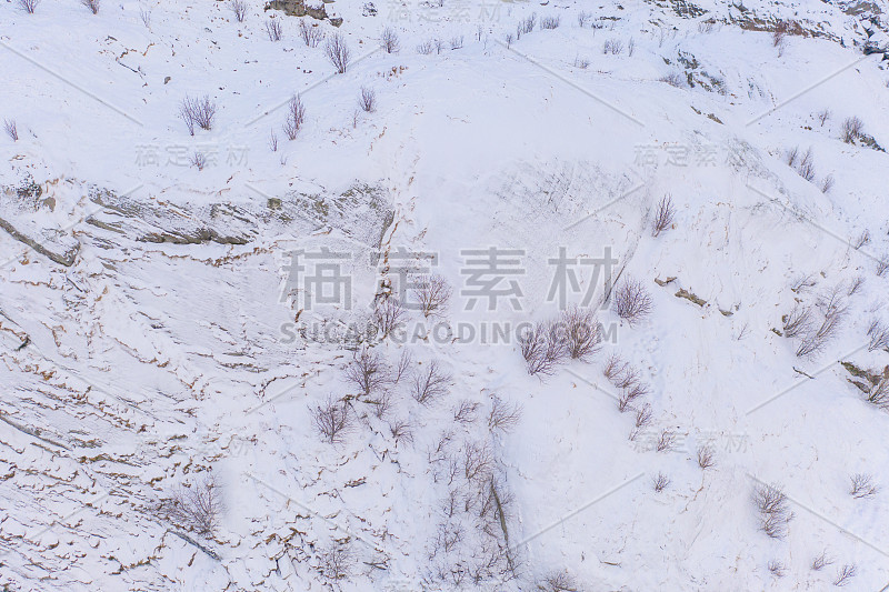 鸟瞰图的白色雪山罗浮敦群岛，Nordland县，挪威，欧洲。山和树，自然景观在冬季。前视图。模式纹理