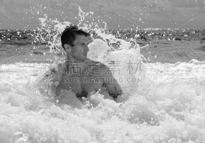 人在冲浪