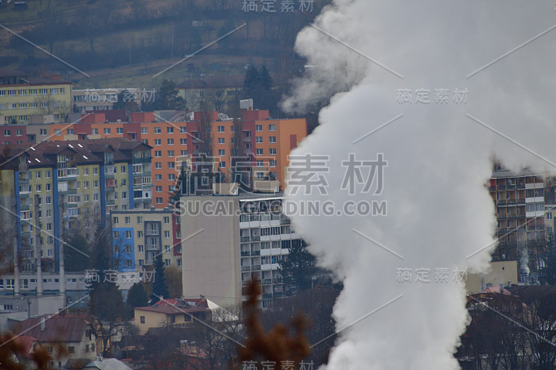 火电厂烟囱冒出的烟从城市上空升起，污染了大自然