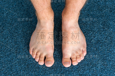健康男性的脚在家里感觉舒适