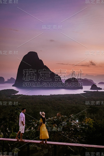攀噶湾日出期间，一对夫妇在泰国攀噶省Samet Nang Shee观看日出