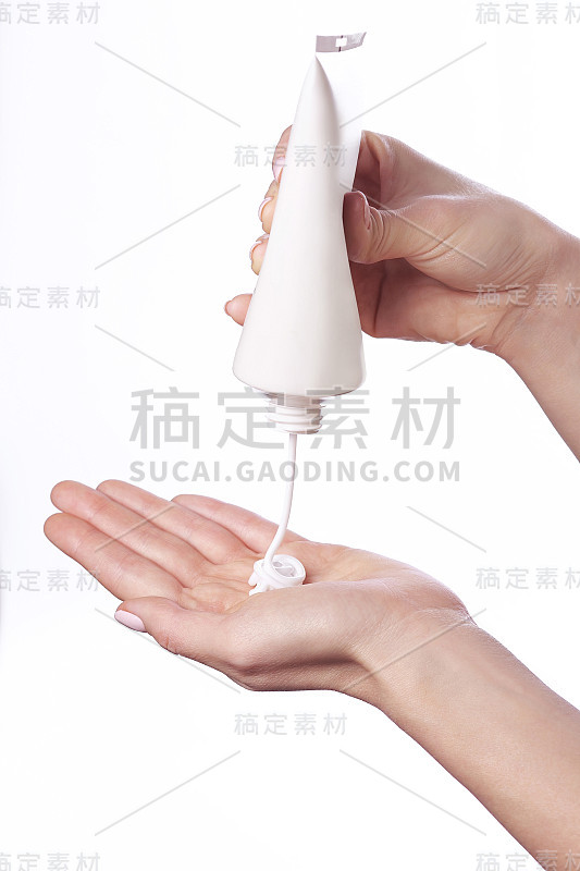 女人手上涂奶油