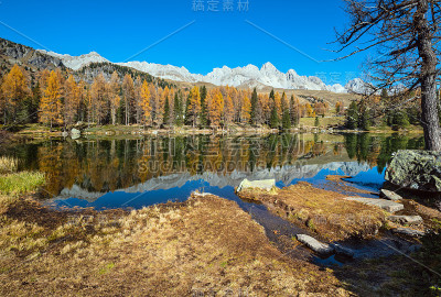 秋季高山湖泊附近的圣佩莱格里诺山口，特伦蒂诺，白云石阿尔卑斯山，意大利。
