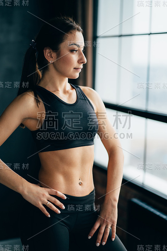 运动女性出汗肌肉的身体