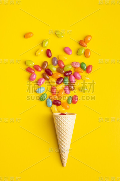 水果软糖。美味的彩色糖豆和华夫蛋筒。