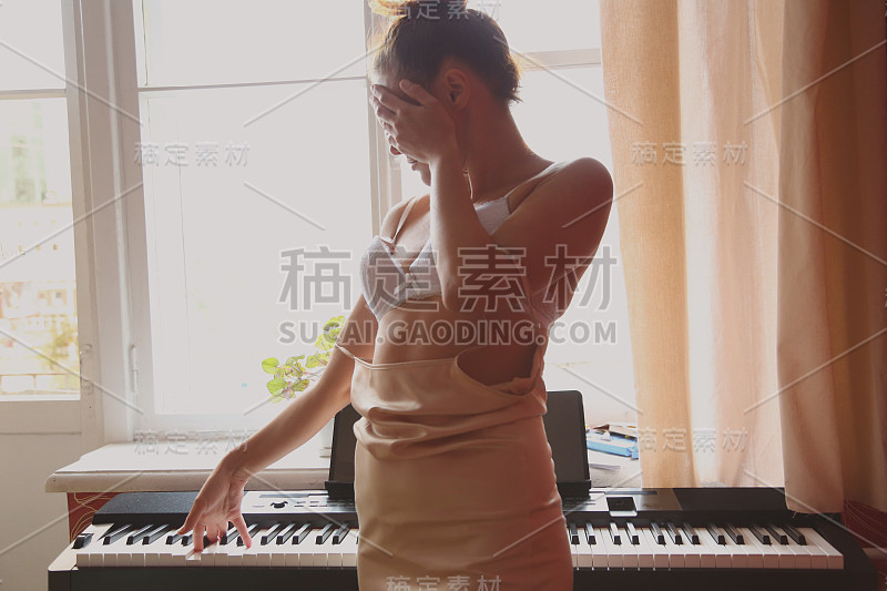 性感的女人在甜美舒适的晨光中听音乐