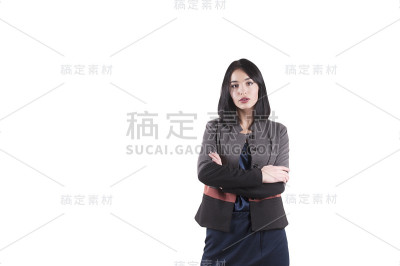 女商人严肃地站在黑发的孤立