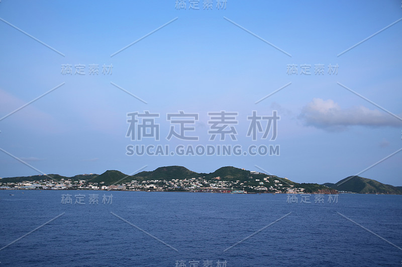 美丽的风景显示了圣约翰，安提瓜岛，加勒比起伏的山丘和房屋。