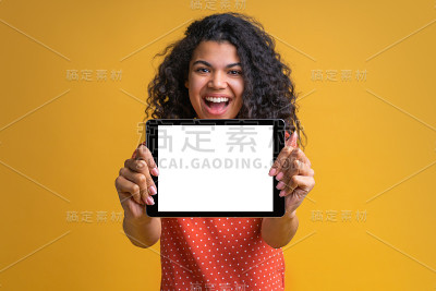 迷人的年轻非洲裔美国女孩的肖像