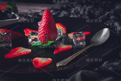 草莓和蓝莓的静物画