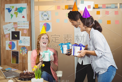 同事送生日礼物快乐