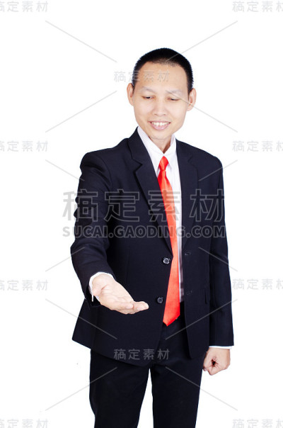 亚洲商人在白色背景上孤立的在前面给