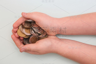 硬币在桌子上和孩子的手里
