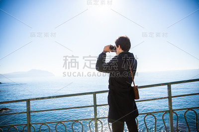 海边探险的人