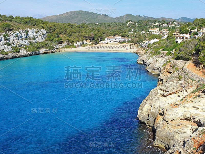 Cala Estany d'en Mas美丽的海湾景观与一个美妙的蓝绿色的海，Cala Romant