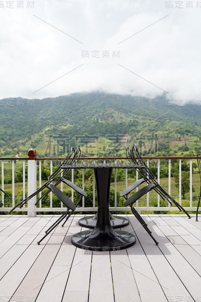 美丽的阳台休息室与山景