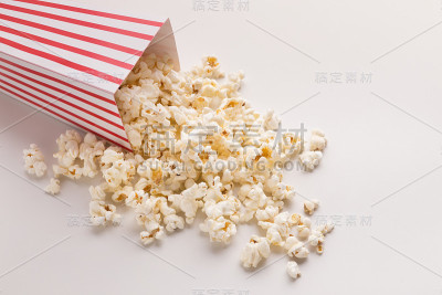 白色背景下的爆米花桶