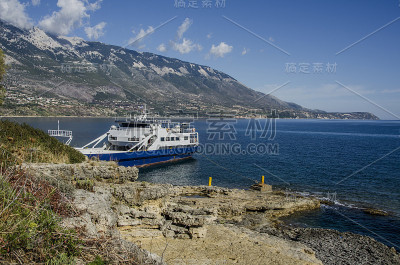 凯法洛尼亚海岸和停泊的渡轮全景
