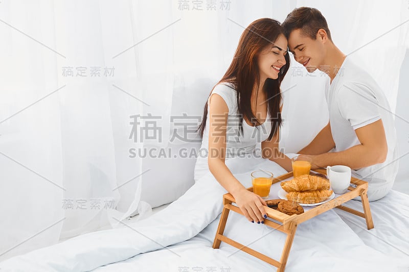 一对夫妇在早上吃早餐