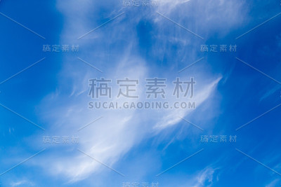 以蓝天中的云朵为背景