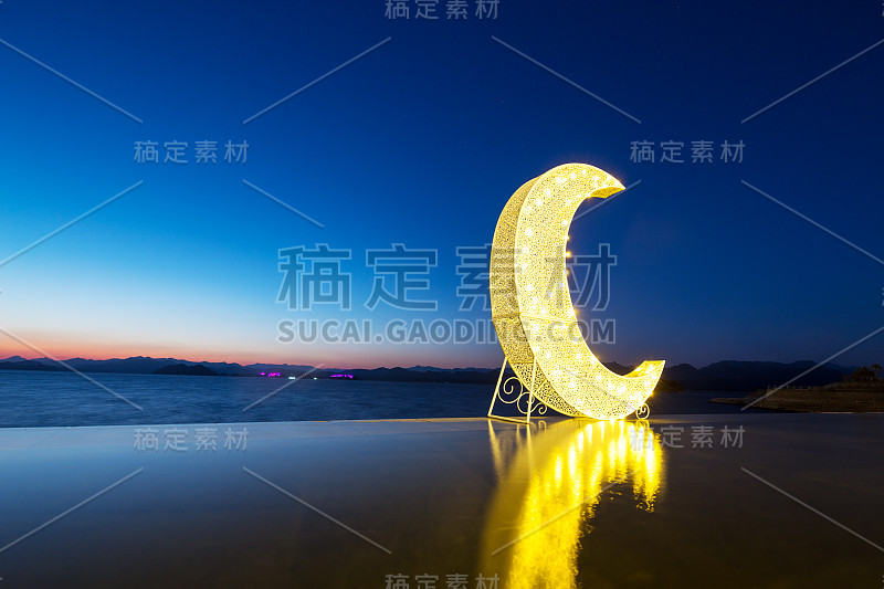 抽象雕塑与美丽的湖在夜晚