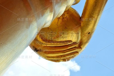 金佛手持钵盂