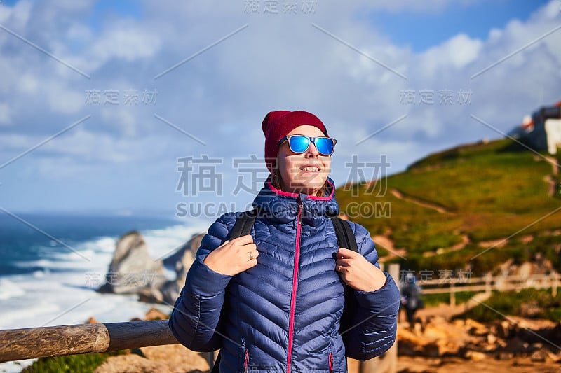 年轻女子在卡波达罗卡角与风景优美的风景，冬季旅行。位于葡萄牙的欧洲最西端