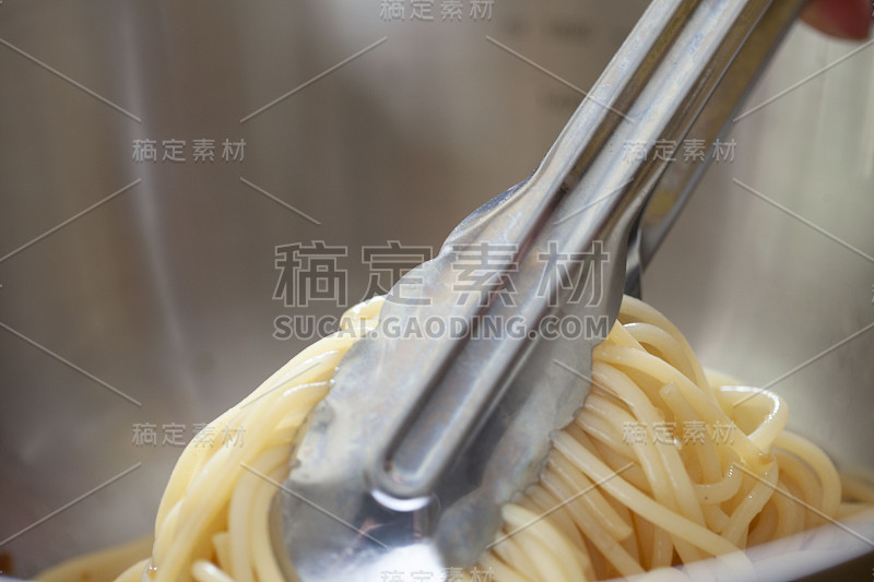 将煮熟的意大利面与酱料拌匀