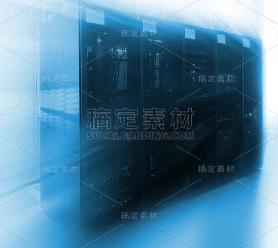 数据中心中有一排排服务器硬件的房间