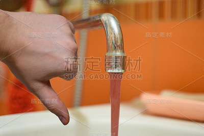 肮脏生锈的水从镀铬的水龙头流出来