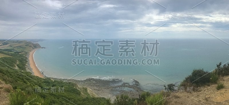 山上的绿色田野，背景是英吉利海峡和英国的乡村。英国多塞特侏罗纪海岸的金冠。