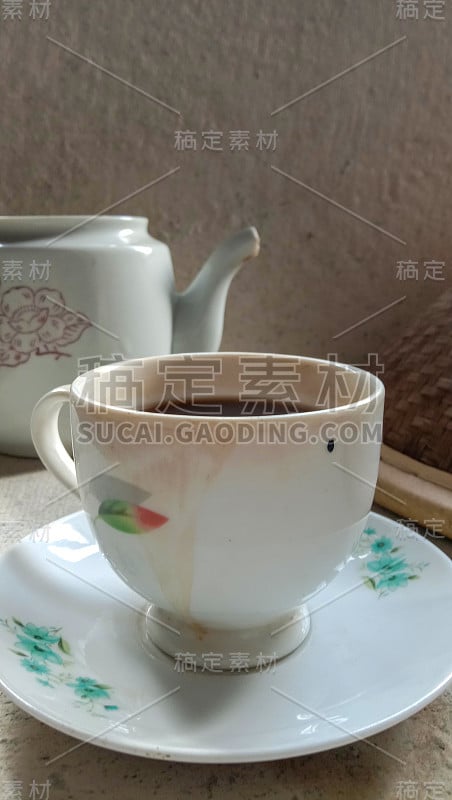 一张传统主题的咖啡杯和马克杯的照片，使用了陶瓷基材