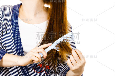 女人用梳子梳她的长发