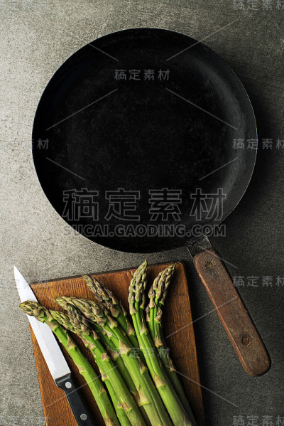 用新鲜的绿芦笋做菜