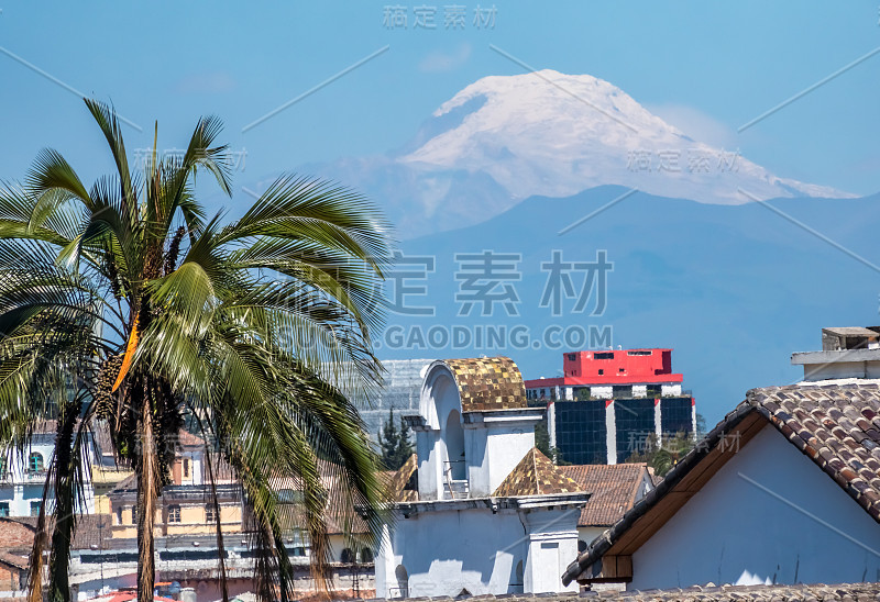 从厄瓜多尔基多历史中心俯瞰科多帕希火山