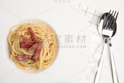 美味的干酪意面放在白色的木桌上，平铺着